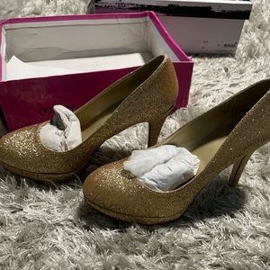 NWT gold glitter 4 inch pumps